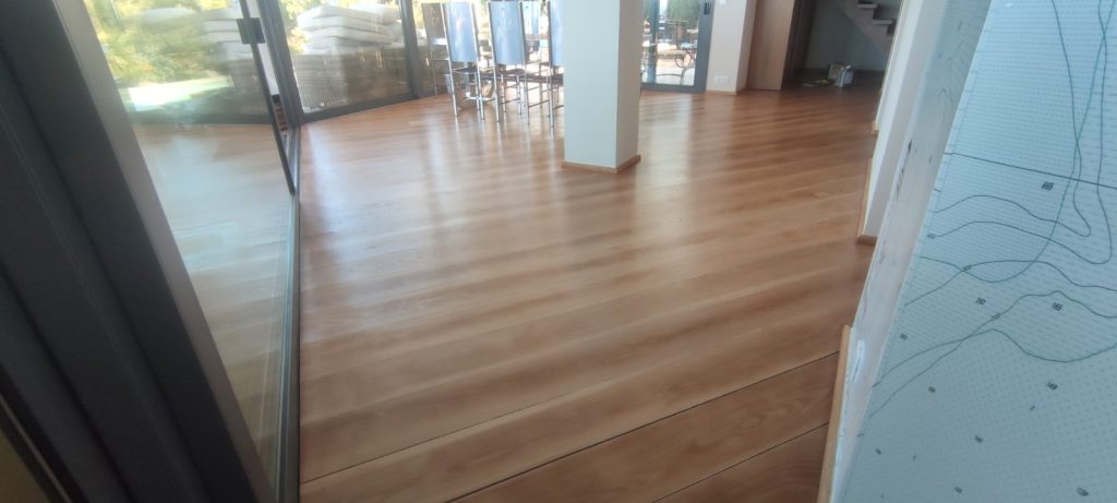 Parquet chêne rénové finition satinée a Lumio par Caps-2b