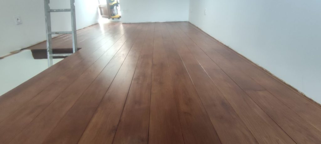 Parquet chêne massif rénové avec teinte châtaignier et vitrification satinée à Pieve par Caps-2B
