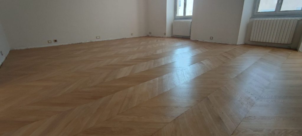 Parquet chêne Point de Hongrie rénové avec finition satinée dans appartement Bastia par Caps-2B