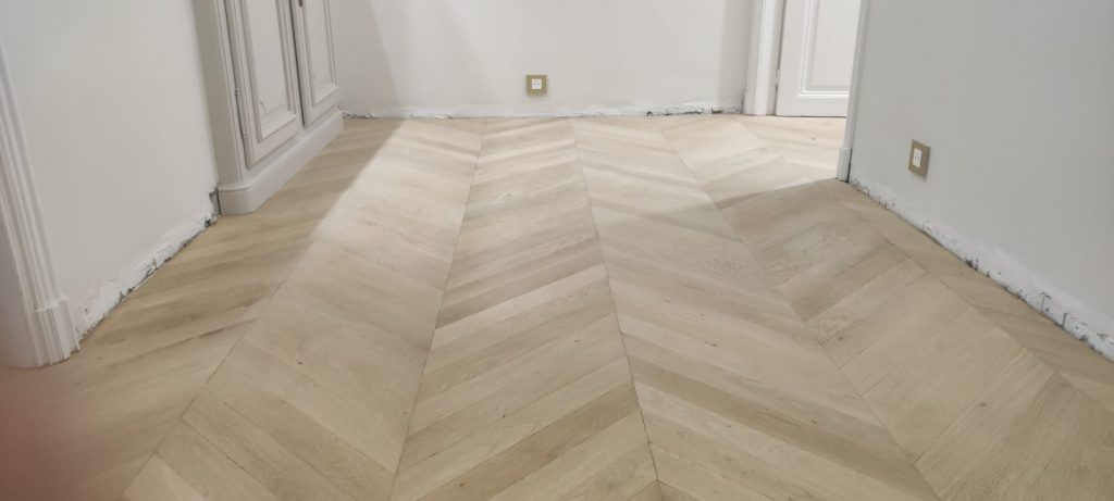 Parquet en chêne Point de Hongrie après ponçage avant traitement à Bastia par Caps-2B