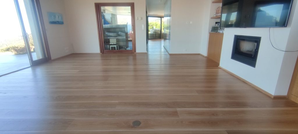 Parquet chêne entièrement rénové finition satinée a Lumio par Caps-2b