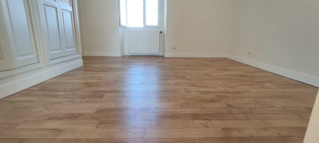 Parquet chêne rénové avec finition satinée dans appartement Bastia par Caps-2B