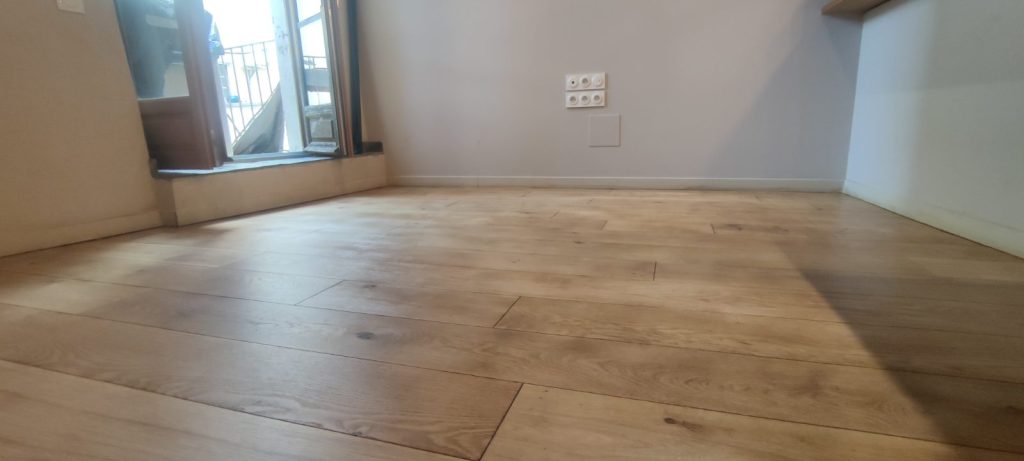 Parquet chêne rénové avec finition vitrifiée satinée à Bastia par Caps-2B