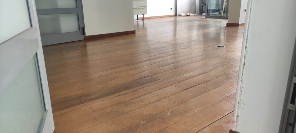 Parquet Ipé d'origine marqué par les rayures avant rénovation à Porto-Vecchio par Caps-2B