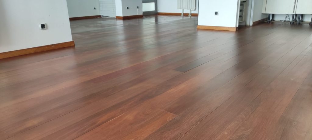 Parquet Ipé rénové avec finition brillante après traitement spécialisé à Porto-Vecchio par Caps-2B