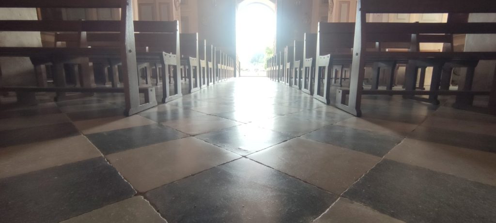 Sol en damier pierre bleue et calcaire entre les bancs d'église à Calacuccia par Caps-2B