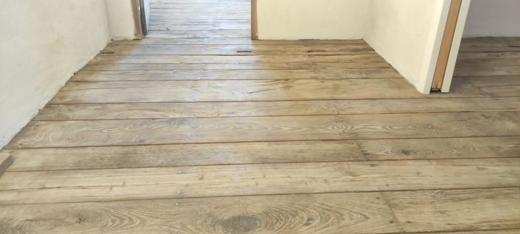 Plancher châtaignier poncé avant traitement de finition à Barrettali par Caps-2B
