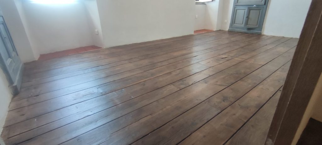 Plancher châtaignier rénové avec finition satinée dans maison ancienne à Barrettali par Caps-2B