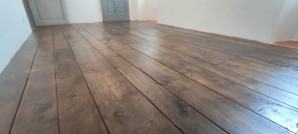 Plancher châtaignier entièrement rénové avec vitrification satinée à Barrettali par Caps-2B