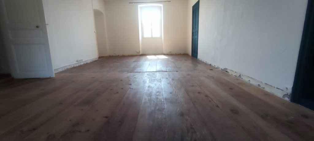 Plancher d'origine en pin patiné nécessitant une rénovation complète à Pietralba par Caps-2B