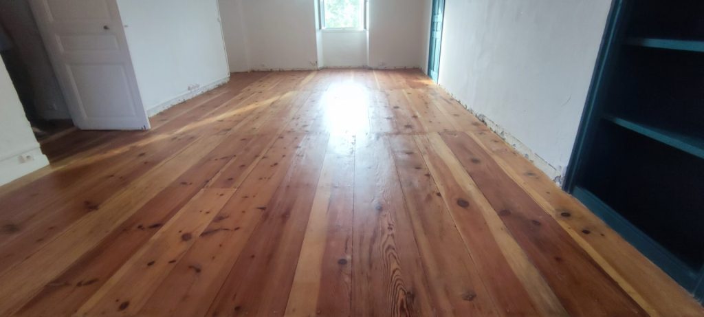 Plancher en pin rénové avec finition vitrifiée satinée à Pietralba par Caps-2B