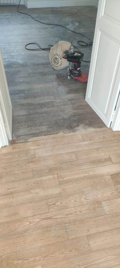 Ponçage en cours sur parquet chêne noirci avec équipement professionnel Bastia par Caps-2B