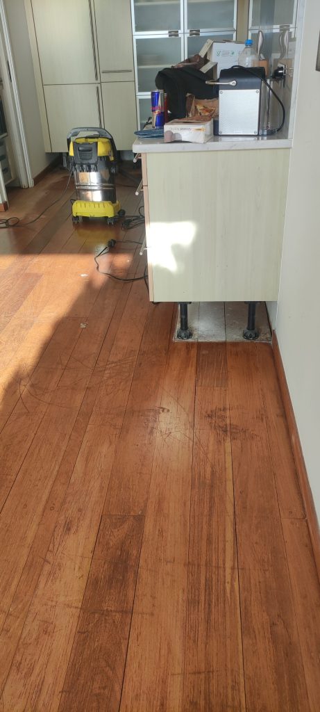 Ponçage de parquet Ipé en cours avec aspirateur professionnel à Porto-Vecchio par Caps-2B