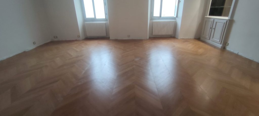 Sol parquet Point de Hongrie en cours de ponçage minutieux avec ponceuse Bastia par Caps-2B