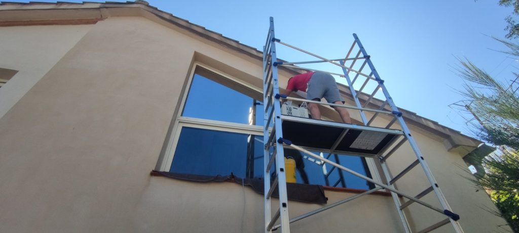 Pose de films solaires sur échafaudage en hauteur à Tavera par Caps-2B