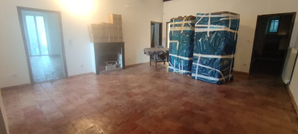 Vue d'ensemble du salon avec terres cuites rénovées et cheminée à Muro par Caps-2B
