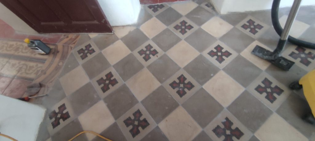 Sol en carreaux de ciment d'époque avec damier et croix décoratifs à Corbara par Caps-2B
