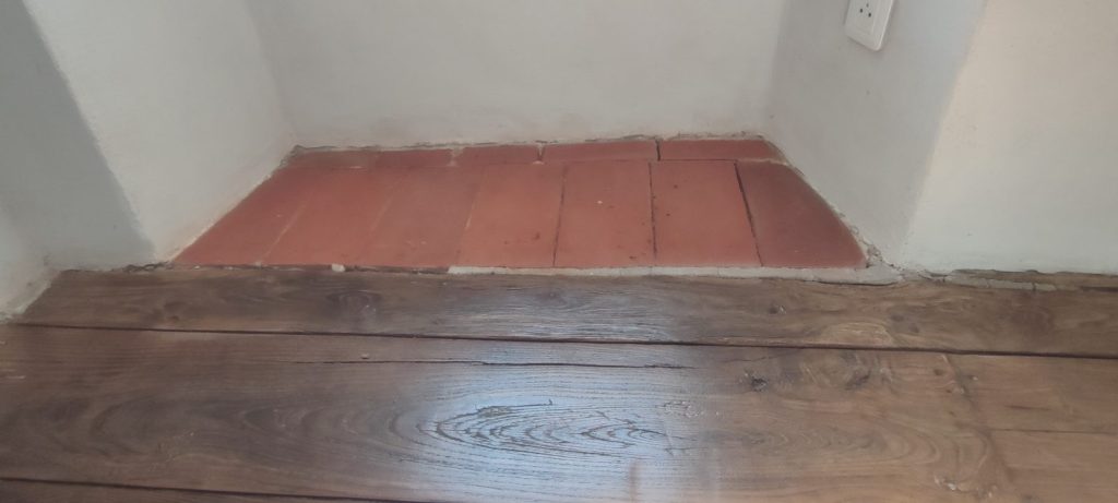Carreaux terre cuite traités et harmonisés avec plancher châtaignier à Barrettali par Caps-2B