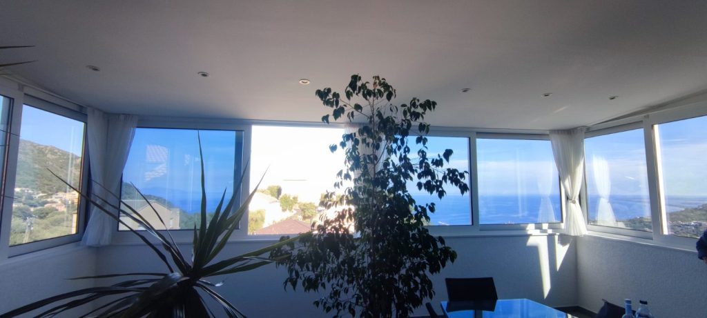 Intérieur véranda protégée par films anti-chaleur vue panoramique à Pietrabugnu par Caps-2B