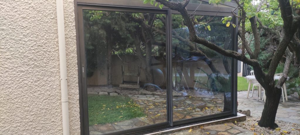 Verrière avec films solaires anti-UV installés pour cabinet médical à Biguglia par Caps-2B