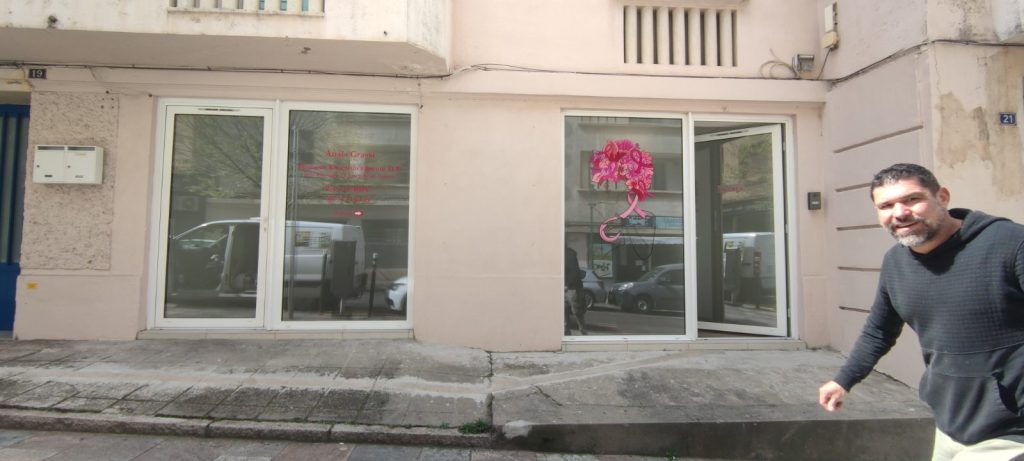 Vitrage cabinet kinésithérapeute avec films dépoli et logo rose à Bastia par Caps-2B