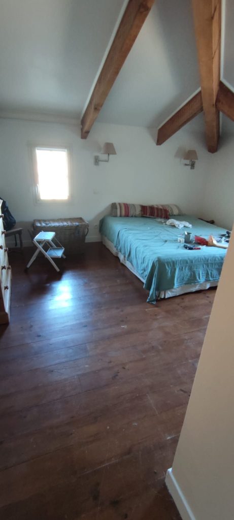 Chambre avec parquet pin avant intervention rénovation à Patrimonio par Caps-2B