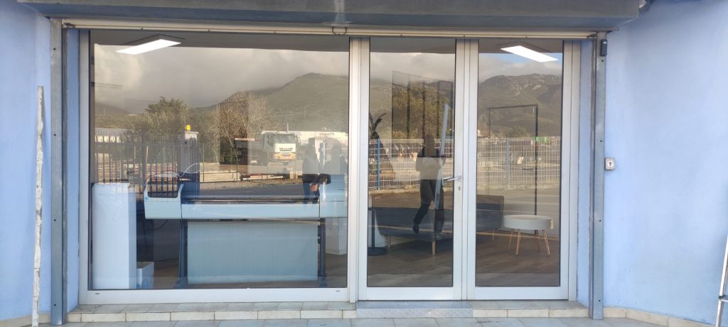 Devanture d'entreprise avant pose de films solaires de protection à Bastia par Caps-2B