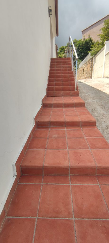 Escalier en terre cuite rénové avec finition brillante à Porto-Vecchio par Caps-2B