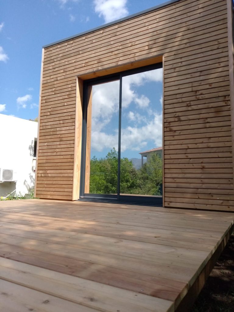 Façade bois moderne avec films solaires haute performance à Oletta par Caps-2B
