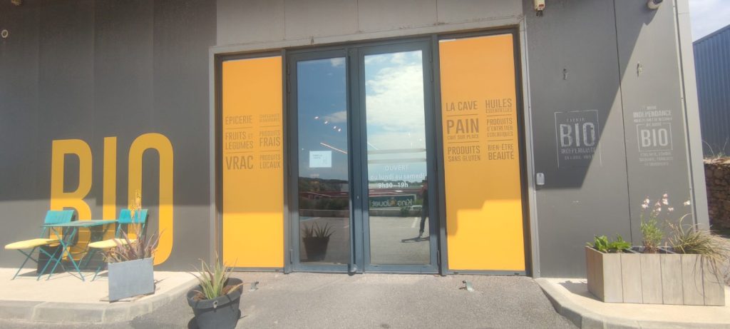 Façade du magasin bio La Vie Claire avec vitrages avant pose de films solaires à Corbara par Caps-2B