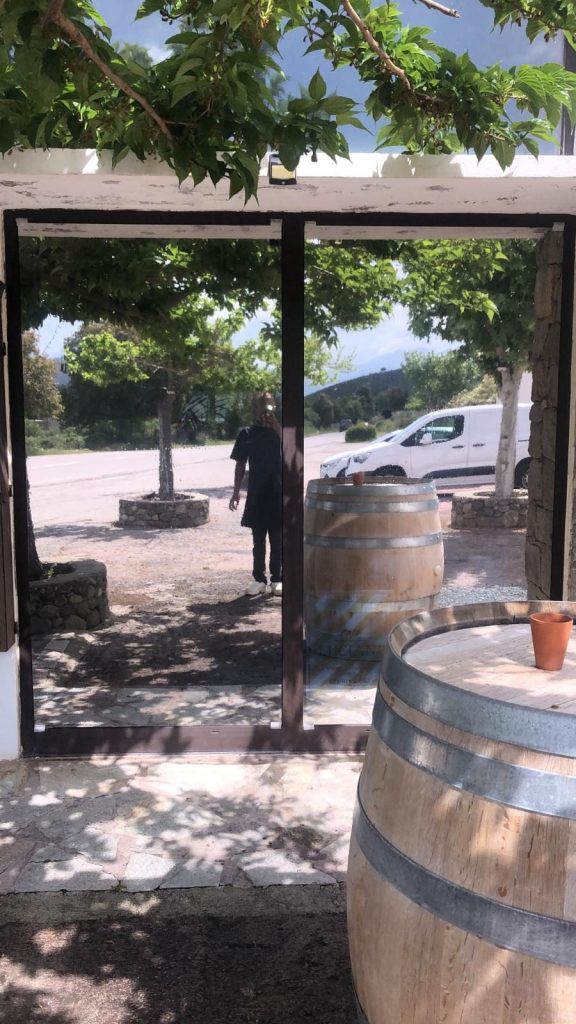 Film anti-chaleur installé sur baie vitrée de restaurant avec vue extérieure à Castifao par Caps-2B