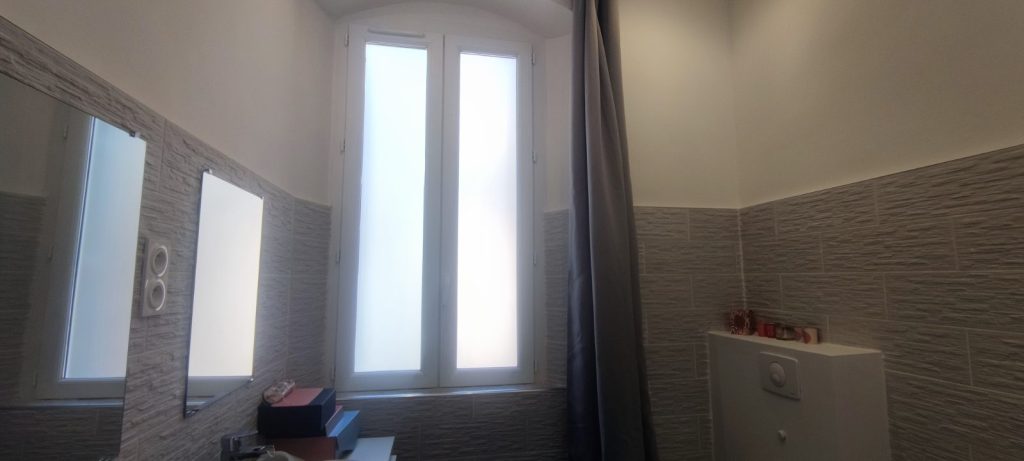 Salle de bain avec films dépolis sur fenêtre et carrelage effet bois à Bastia par Caps-2B