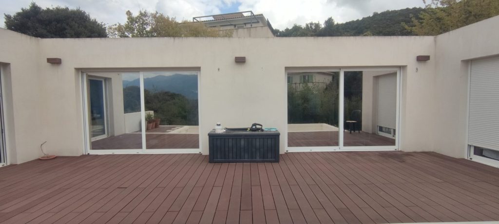 Films solaires anti-UV installés sur grandes baies vitrées à Oletta par Caps-2B