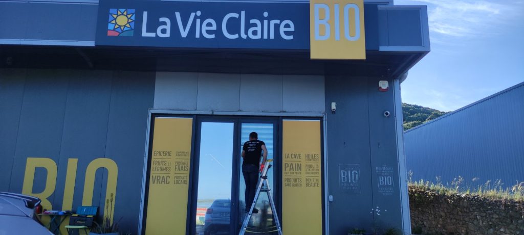 Installation de films solaires anti-UV sur vitrage du magasin La Vie Claire à Corbara par Caps-2B