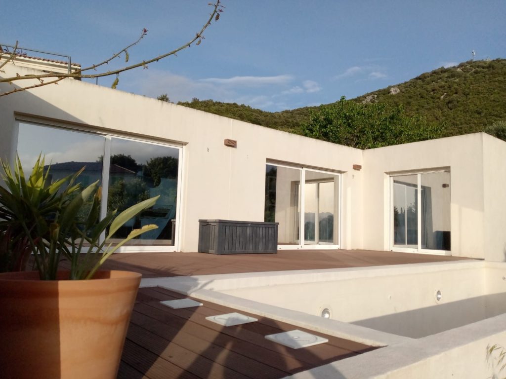 Villa moderne avec films solaires posés sur baies vitrées à Oletta par Caps-2B