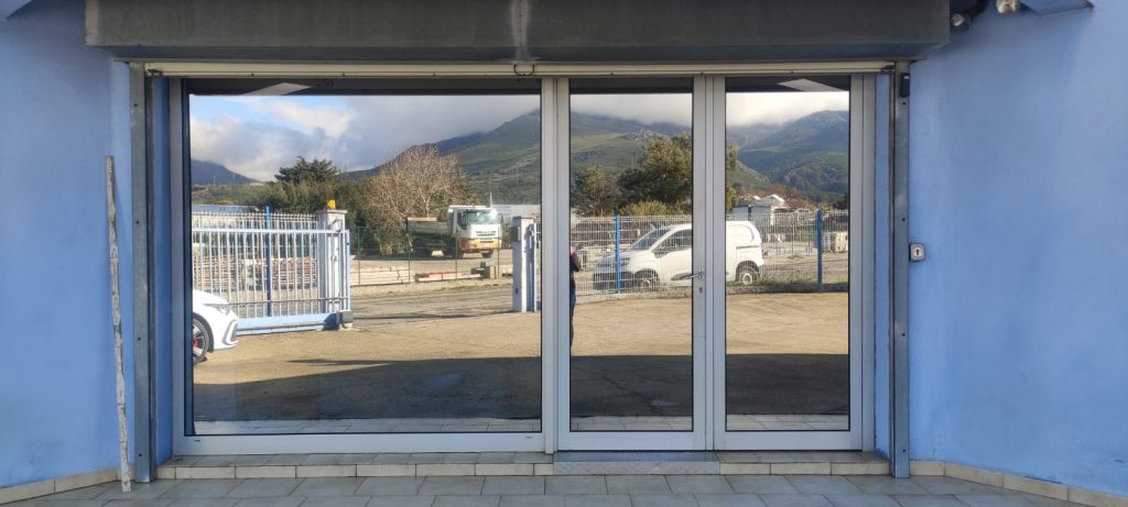 Vitrage commercial avec films solaires anti-UV installés à Bastia zone Tragone par Caps-2B