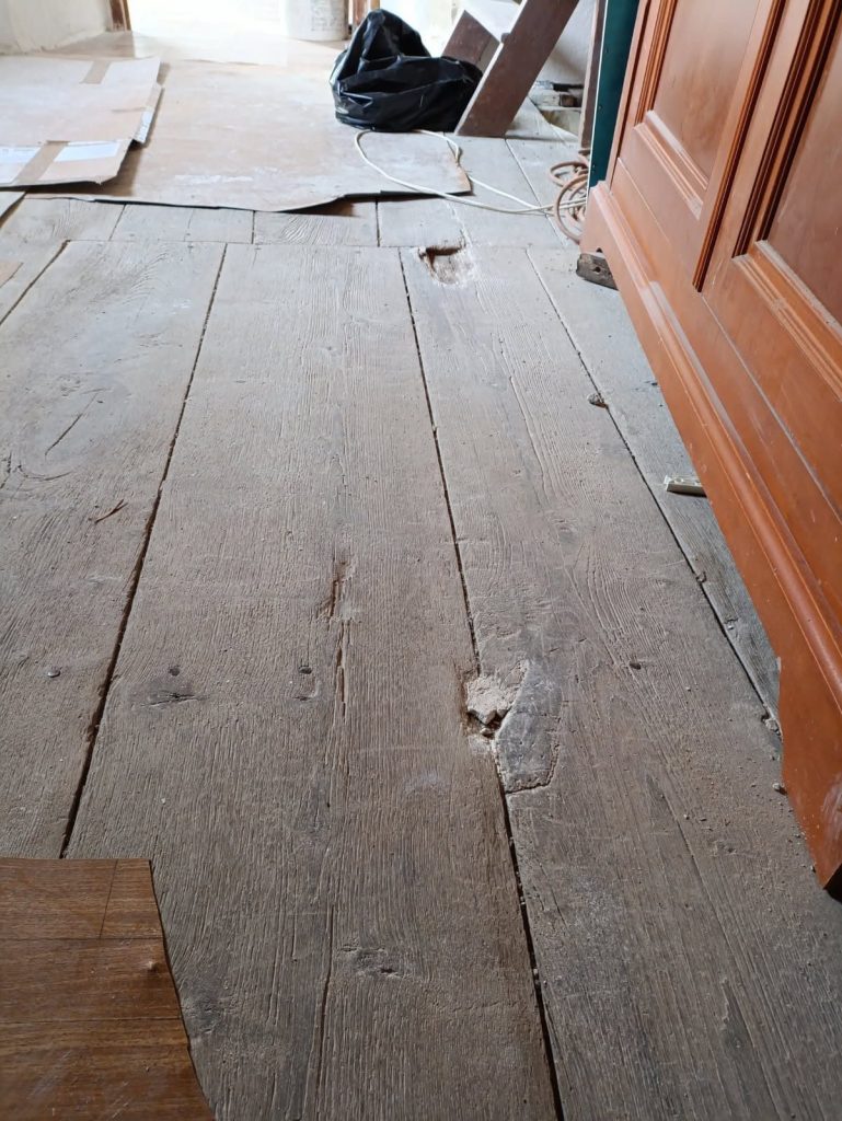 État initial du parquet en châtaignier avant rénovation à Murato par Caps-2B