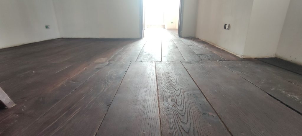 Parquet en châtaignier entièrement restauré avec traitement huilé à Murato par Caps-2B