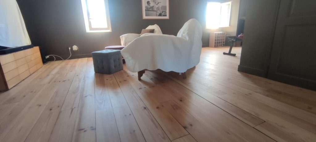 Parquet en pin naturel rénové et protégé dans chambre à Patrimonio par Caps-2B