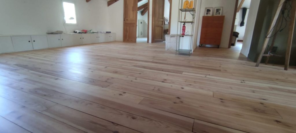 Parquet en pin rénové après ponçage et vitrification à Patrimonio par Caps-2B