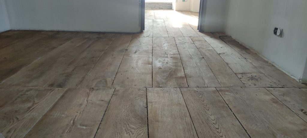 Plancher en châtaignier après ponçage et nettoyage à Murato par Caps-2B