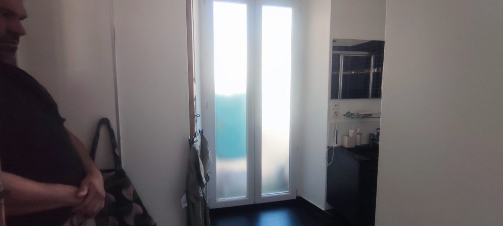 Installation de film dépoli sur vitrage de salle de bain moderne à Bastia par Caps-2B