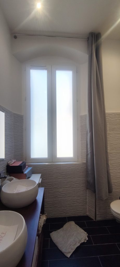 Résultat final film dépoli salle de bain avec luminosité préservée à Bastia par Caps-2B
