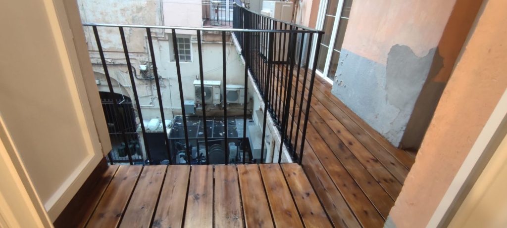 Terrasse bois après ponçage et application huile protectrice à Bastia par Caps-2B