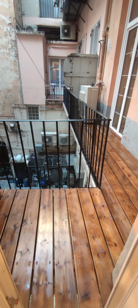 Terrasse en bois pin rénovée avec finition huilage miel à Bastia par Caps-2B