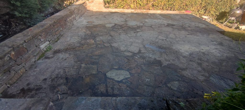 État initial de terrasse en pierre avec salissures avant intervention de nettoyage à Saint Florent par Caps-2B