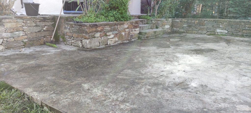 Terrasse en pierre encrassée nécessitant décrassage professionnel à Saint Florent par Caps-2B