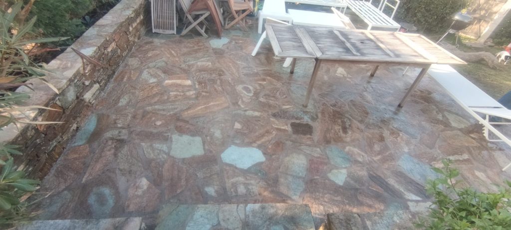 Terrasse en pierre locale corse après décapage et protection hydrofuge à Saint-Florent par Caps-2B