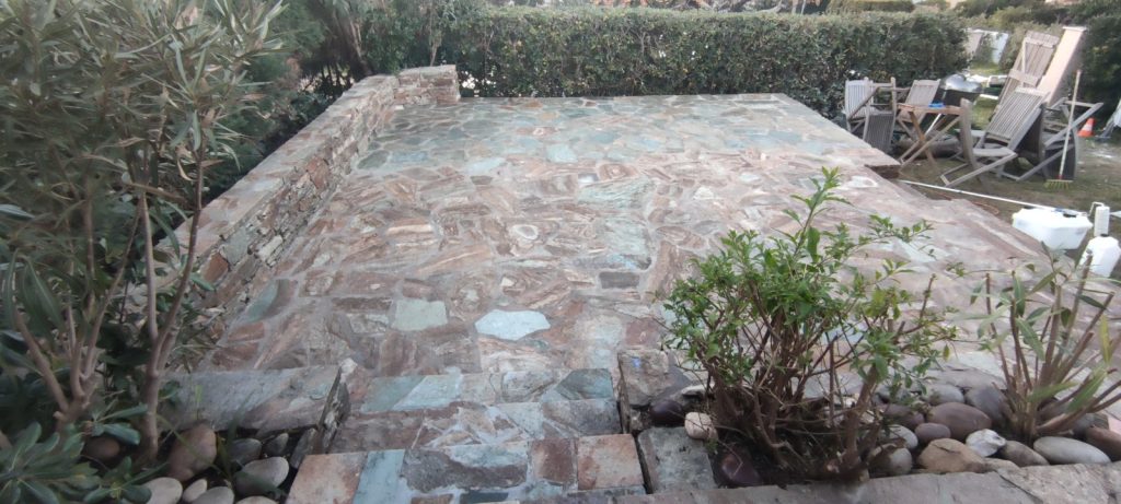 Terrasse en pierre locale corse après nettoyage et traitement hydrofuge à Saint Florent par Caps-2B
