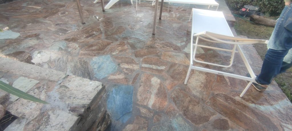 Résultat final terrasse en pierre locale rénovée et protégée à Saint Florent par Caps-2B